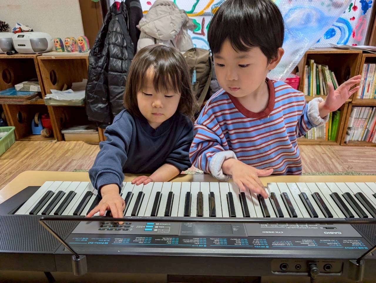室内で遊びを楽しむ子どもたち